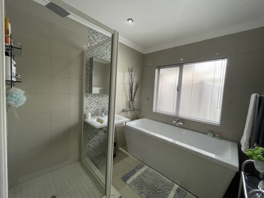 4 Bedroom Property for Sale in Heuwelsig Free State